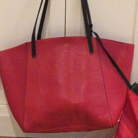 Zara duffel bag with inside pouch in red with black straps - Picture 6 of 10